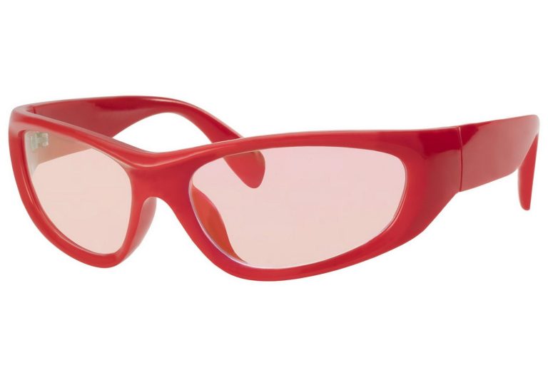 Lunettes de soleil rouge avec des verres teintés.