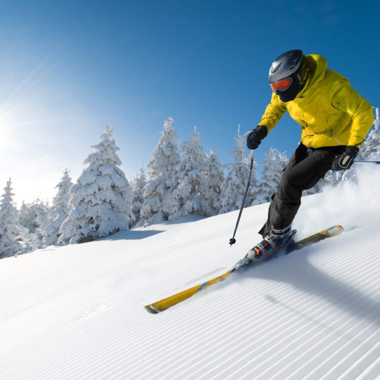 Skieur alpin avec des lunettes de sport pour le ski